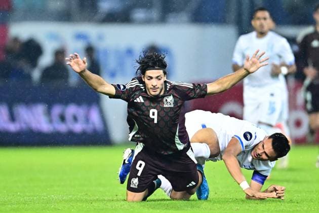 RECORD DATE NOT STATED IV CONCACAF NATIONS LEAGUE 2024-2025 Honduras 2-0 Mexico Raul Jimenez (L) of Mexico fights for the ball with Denil Maldonado (R) of Honduras during the Quarterfinals first leg match between Honduras and Mexican national team, Nationalteam (Mexico) as part of the Concacaf Nations League 2024-2025 at Francisco Morazan Stadium on November 15, 2024 in San Pedro Sula, Honduras. SAN PEDRO SULA HONDURAS HONDURAS  Copyright: xAdrianxMaciasx 20241115223451_CNL_CFI_HON_MEX_JIMENEZ194