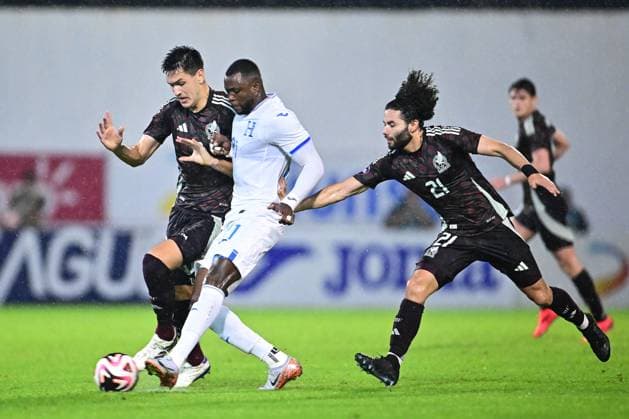 RECORD DATE NOT STATED IV CONCACAF NATIONS LEAGUE 2024-2025 Honduras 2-0 Mexico Cesar Montes (L) of Mexico fights for the ball with Yustin Arboleda (C) of Honduras and Cesar Montes (R) of Mexico during the Quarterfinals first leg match between Honduras and Mexican national team, Nationalteam (Mexico) as part of the Concacaf Nations League 2024-2025 at Francisco Morazan Stadium on November 15, 2024 in San Pedro Sula, Honduras. SAN PEDRO SULA HONDURAS HONDURAS  Copyright: xAdrianxMaciasx 20241115231246_CNL_CFI_HON_MEX_MONTES243