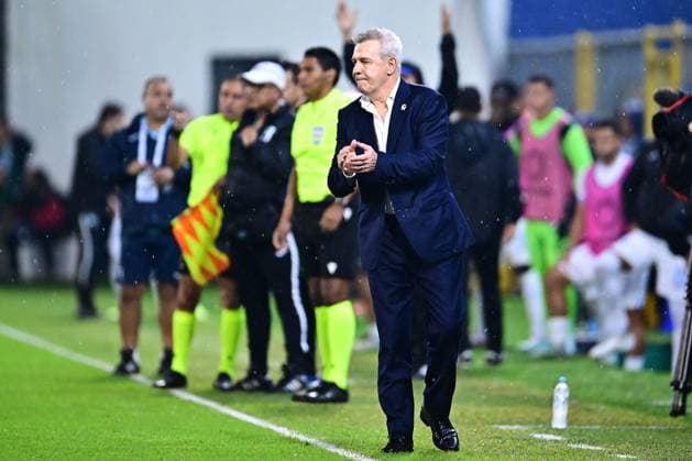 Fußball, CONCACAF Nations League, Mexikos Trainer Javier Aguirre durch Wurfgeschoss verletzt RECORD DATE NOT STATED IV CONCACAF NATIONS LEAGUE 2024-2025 Honduras vs Mexico Javier Aguirre head coach of Mexico during the Quarterfinals first leg match between Honduras and Mexican national team, Nationalteam (Mexico) as part of the Concacaf Nations League 2024-2025 at Francisco Morazan Stadium on November 15, 2024 in San Pedro Sula, Honduras. SAN PEDRO SULA HONDURAS HONDURAS  Copyright: xAdrianxMaciasx 20241115203338_CNL_CFI_HON_MEX_AGUIRRE91