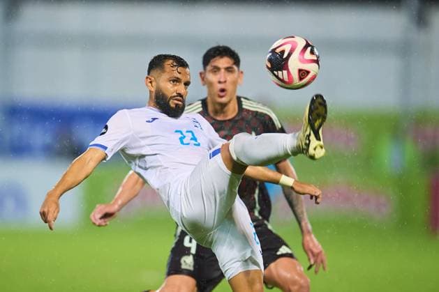 RECORD DATE NOT STATED IV CONCACAF NATIONS LEAGUE 2024-2025 Honduras vs Mexico Jorge Alvarez (L) of Honduras fights for the ball with Edson Alvarez (R) of Mexico during the Quarterfinals first leg match between Honduras and Mexican national team, Nationalteam (Mexico) as part of the Concacaf Nations League 2024-2025 at Francisco Morazan Stadium on November 15, 2024 in San Pedro Sula, Honduras. SAN PEDRO SULA HONDURAS HONDURAS  Copyright: xJosexLuisxMelgarejox 20241115215729_CNL_CFI_HON_MEX_ALVAREZ151