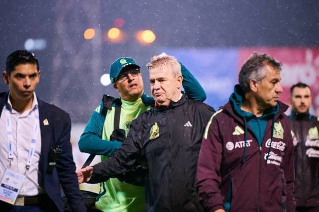 Fußball, CONCACAF Nations League, Mexikos Trainer Javier Aguirre durch Wurfgeschoss verletzt RECORD DATE NOT STATED IV CONCACAF NATIONS LEAGUE 2024-2025 Honduras 2-0 Mexico Javier Aguirre head coach of Mexico has blood on his head due to an attack by Honduras fans during the Quarterfinals first leg match between Honduras and Mexican national team, Nationalteam (Mexico) as part of the Concacaf Nations League 2024-2025 at Francisco Morazan Stadium on November 15, 2024 in San Pedro Sula, Honduras. SAN PEDRO SULA HONDURAS HONDURAS  Copyright: xJosexLuisxMelgarejox 20241115221028_CNL_CFI_HON_MEX_AGUIRRE165