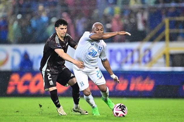 RECORD DATE NOT STATED IV CONCACAF NATIONS LEAGUE 2024-2025 Honduras 2-0 Mexico Jorge Sanchez (L)of Mexico fights for the ball with Deybi Flores (R) of Honduras during the Quarterfinals first leg match between Honduras and Mexican national team, Nationalteam (Mexico) as part of the Concacaf Nations League 2024-2025 at Francisco Morazan Stadium on November 15, 2024 in San Pedro Sula, Honduras. SAN PEDRO SULA HONDURAS HONDURAS  Copyright: xAdrianxMaciasx 20241115230905_CNL_CFI_HON_MEX_FLORES229