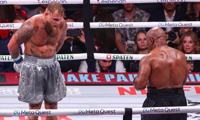 Sport Themen der Woche KW46 Sport Bilder des Tages Netflix & Most Valuable Promotions Boxing Event Fight Night, AT&T Stadium, Arlington, Texas, United States 15 11 2024 Mike Tyson vs Jake Paul Jake Paul and Mike Tyson Jake Paul and Mike Tyson 15 11 2024  Copyright: x INPHO EdxMulhollandx EM2_7440