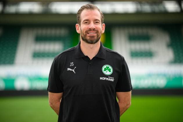 16.11.2024 - SpVgg Greuther Fürth ( Kleeblatt Spielvereinigung ) - 2. Fussball Bundesliga - Saison 2023 2024 - Fototermin Porträttermin Vorstellung Präsentation Pressetermin - - Einzelbild Einzelfoto Portrait Porträt Kopfbild - Jan Siewert ( Trainer SpVgg Greuther Fürth )