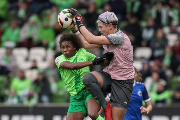 Sport Themen der Woche KW46 Sport Bilder des Tages v.li.: Lineth Beerensteyn (VfL Wolfsburg, 9) und Vanessa Fischer (Torhüterin, Torwart, 1. FFC Turbine Potsdam, 30) im Zweikampf, Duell, Dynamik, Aktion, Action, Spielszene, DIE DFB-RICHTLINIEN UNTERSAGEN JEGLICHE NUTZUNG VON FOTOS ALS SEQUENZBILDER UND ODER VIDEOÄHNLICHE FOTOSTRECKEN. DFB REGULATIONS PROHIBIT ANY USE OF PHOTOGRAPHS AS IMAGE SEQUENCES AND OR QUASI-VIDEO., 16.11.2024, Wolfsburg (Deutschland), Fussball, Google Pixel Frauen-Bundesliga, VfL Wolfsburg - 1. FFC Turbine Potsdam *** from left Lineth Beerensteyn VfL Wolfsburg, 9 and Vanessa Fischer goalkeeper, goalkeeper, 1 FFC Turbine Potsdam, 30 in duel, duel, dynamics, action, action, game scene, THE DFB REGULATIONS PROHIBIT ANY USE OF PHOTOGRAPHS AS IMAGE SEQUENCES AND OR QUASI VIDEO , 16 11 2024, Wolfsburg Germany , Football, Google Pixel Womens Bundesliga, VfL Wolfsburg 1 FFC Turbine Potsdam xobx