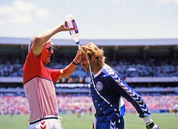 Archivbilder der Woche SPORT KW46 13.06.86 Dänemark - Deutschland Mexiko, La Corregidora, 13.06.1986, Fussball, FIFA WM 1986 in Mexiko, Dänemark - Deutschland (2:0): Lars Hogh (Dänemark); Hitze Wasser. *** 13 06 86 Denmark Germany Mexico, La Corregidora, 13 06 1986, Soccer, FIFA World Cup 1986 in Mexico, Denmark Germany 2 0 Lars Hogh Denmark Heat Water