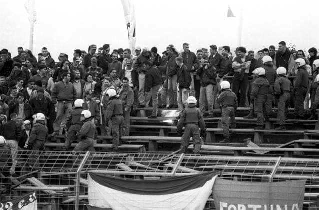 Archivbilder der Woche SPORT KW46 CFC vs Fortuna Düsseldorf 18.06.1995, Chemnitz, Sportforum Reichenhainer Straße, Fußball, 2. Bundesliga , Chemnitzer FC vs Fortuna Düsseldorf, der CFC verliert mit 0:2 vor 10200 Zuschauern. Nach den Spiel kam es zum Platzsturm durch CFC Fans und Ausschreitungen. Hunderte Sitzbänke wurden zerstört. Chemnitz Sachsen BRD *** CFC vs Fortuna Düsseldorf 18 06 1995, Chemnitz, Sportforum Reichenhainer Straße, Sport, Fußball, 2 Bundesliga , Chemnitzer FC vs Fortuna Düsseldorf, the CFC loses 0 2 in front of 10200 spectators After the game there was a pitch storm by CFC fans and riots Hundreds of benches were destroyed Chemnitz Sachsen BRD