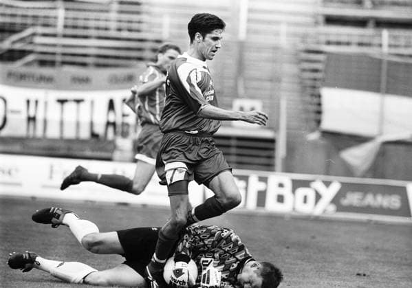 Archivbilder der Woche SPORT KW46 CFC vs Fortuna Düsseldorf 18.06.1995, Chemnitz, Sportforum Reichenhainer Straße, Fußball, 2. Bundesliga , Chemnitzer FC vs Fortuna Düsseldorf, der CFC verliert mit 0:2 vor 10200 Zuschauern. Nach den Spiel kam es zum Platzsturm durch CFC Fans und Ausschreitungen. Hunderte Sitzbänke wurden zerstört. Chemnitz Sachsen BRD *** CFC vs Fortuna Düsseldorf 18 06 1995, Chemnitz, Sportforum Reichenhainer Straße, Sport, Fußball, 2 Bundesliga , Chemnitzer FC vs Fortuna Düsseldorf, the CFC loses 0 2 in front of 10200 spectators After the game there was a pitch storm by CFC fans and riots Hundreds of benches were destroyed Chemnitz Sachsen BRD