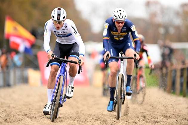 Sport Bilder des Tages 2024 Superprestige Cyclocross Merksplas MERKSPLAS, BELGIUM - NOVEMBER 16 : Nys Thibau (BEL) of Baloise Trek Lions and Aerts Toon (BEL) of Deschacht - Hens - Maes in action during the 4th leg of the men elite 2024 - 2025 Telenet Superprestige cyclocross race : the Aardbeiencross of Merksplas on November 16, 2024 in Merksplas, Belgium, 16 11 2024 Merksplas Belgium  Copyright: xNicoxVereeckenx