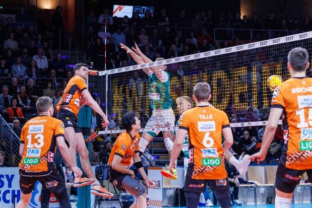 Jake Hanes (BR Volleys, 22) schmettert den Ball, BRVolleys vs TSV Haching München , 1. Bundesliga, Hauptrunde, 2024_11_16 Berlin Berlin Land Copyright: xFootxBowl ThomasxSobotzkix