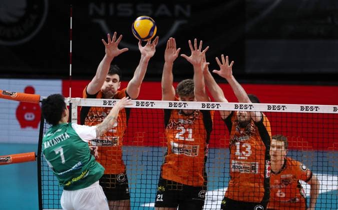 Austin Matautia im Angriff, Jake Hanes, Tobias Krick, Ruben Schott im Block Zweikampf Spielszene Aktion Volleyball Bundesliga Herren 8. Spieltag Saison 2024 2025 16.11.2024 BR Volleys Berlin BRV vs TSV Haching München