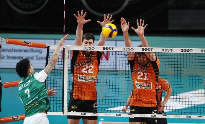 Austin Matautia im Angriff, Jake Hanes, Tobias Krick Zweikampf Spielszene Aktion Volleyball Bundesliga Herren 8. Spieltag Saison 2024 2025 16.11.2024 BR Volleys Berlin BRV vs TSV Haching München