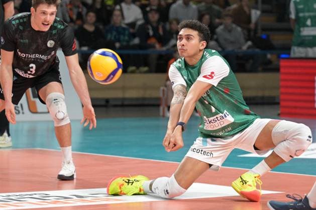 Berlin, Deutschland 16. November 2024: 1. VBL - 2024 2025 - Berlin Recycling Volleys vs. TSV Haching München Im Bild: Ballannahme Austin Matautia (TSV Haching München) Copyright: xFotostandx xReuhlx