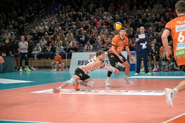 Berlin, Deutschland 16. November 2024: 1. VBL - 2024 2025 - Berlin Recycling Volleys vs. TSV Haching München Im Bild: Ballannahme Kyle Dagostino (BR Volleys), dahinter Ruben Schott (BR Volleys) Copyright: xFotostandx xReuhlx