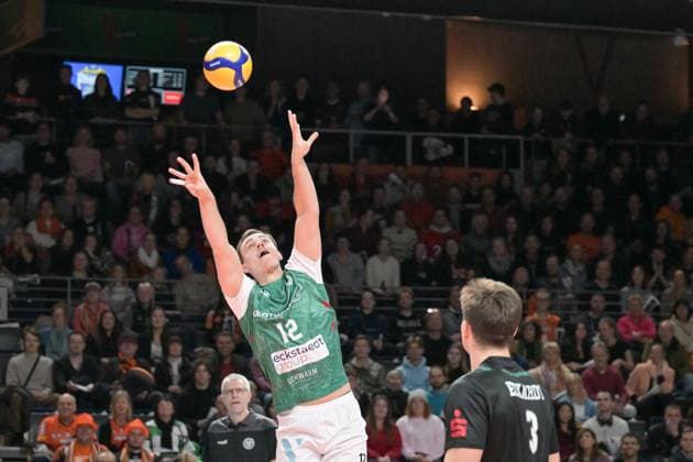 Sport Bilder des Tages Berlin, Deutschland 16. November 2024: 1. VBL - 2024 2025 - Berlin Recycling Volleys vs. TSV Haching München Im Bild: Tieme De Jong (TSV Haching München) bridget den Ball Copyright: xFotostandx xReuhlx