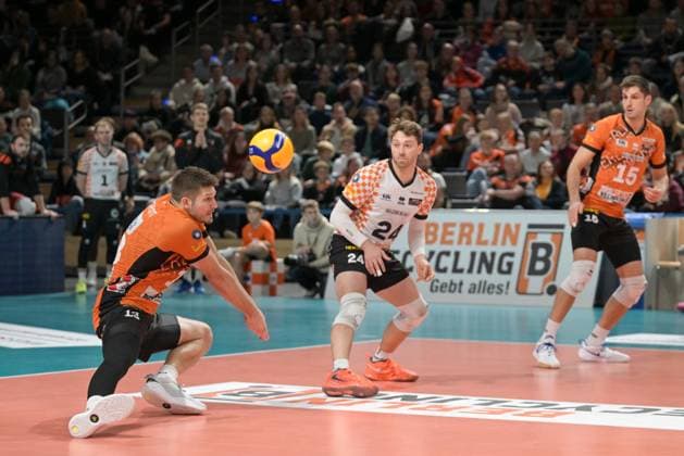 Berlin, Deutschland 16. November 2024: 1. VBL - 2024 2025 - Berlin Recycling Volleys vs. TSV Haching München Im Bild: Ballannahme Ruben Schott (BR Volleys), daneben Kyle Dagostino (BR Volleys) Copyright: xFotostandx xReuhlx