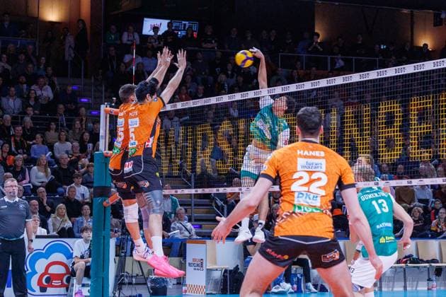 Alginon Maurice Lewis-Fregeau (TSV Haching München, 09) mit dem Ball, BRVolleys vs TSV Haching München , 1. Bundesliga, Hauptrunde, 2024_11_16 Berlin Berlin Land Copyright: xFootxBowl ThomasxSobotzkix
