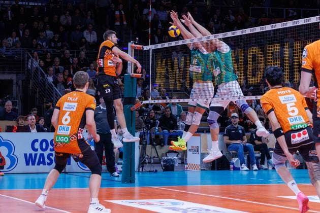 Ruben Schott (BR Volleys, 13) hat den Ball geschmettert, BRVolleys vs TSV Haching München , 1. Bundesliga, Hauptrunde, 2024_11_16 Berlin Berlin Land Copyright: xFootxBowl ThomasxSobotzkix