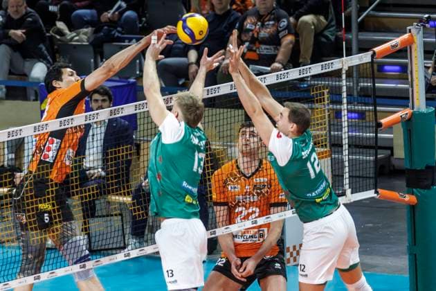 16.11.2024, Berlin, Volleyball: 1.Bundesliga, Maenner, 8. Spieltag, BR Volleys - TSV Haching Muenchen, Max-Schmeling-Halle. Berlins Nehemiah Mote (l-r) spielt den Ball gegen den Block aus Mark Gumenjuk und Tieme De Jong von TSV Haching Muenchen. BR Volleys - TSV Haching Muenchen