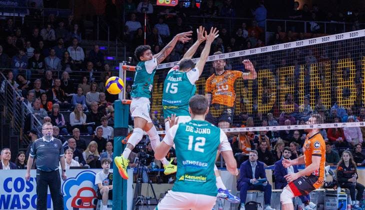 Daniel Malescha (BR Volleys, 10) mit erfolgreichen Ball an der Abwehr vorbei, 1BRVolleys vs TSV Haching München , 1. Bundesliga, Hauptrunde, 2024_11_16 Berlin Berlin Land Copyright: xFootxBowl ThomasxSobotzkix