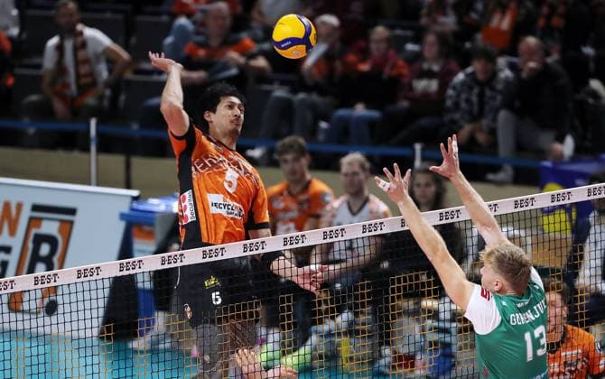 Nehemiah Mote im Angriff, Mark Gumenjuk Zweikampf Spielszene Aktion Volleyball Bundesliga Herren 8. Spieltag Saison 2024 2025 16.11.2024 BR Volleys Berlin BRV vs TSV Haching München