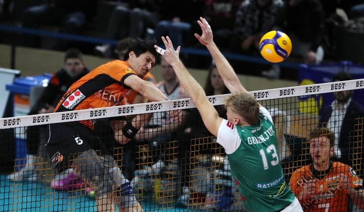 Nehemiah Mote im Angriff, Mark Gumenjuk Zweikampf Spielszene Aktion Volleyball Bundesliga Herren 8. Spieltag Saison 2024 2025 16.11.2024 BR Volleys Berlin BRV vs TSV Haching München