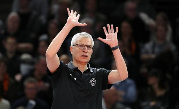 Trainer Mircea Dudas (TSVH) zeigend, gestikulierend Aktion Oberkörper Volleyball Bundesliga Herren 8. Spieltag Saison 2024 2025 16.11.2024 BR Volleys Berlin BRV vs TSV Haching München