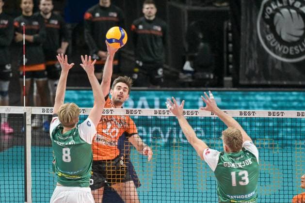 Berlin, Deutschland 16. November 2024: 1. VBL - 2024 2025 - Berlin Recycling Volleys vs. TSV Haching München Im Bild: v. li. im Zweikampf Lars-Kristian Ekeland (TSV Haching München), Daniel Malescha (BR Volleys), Mark Gumenjuk (TSV Haching München) Copyright: xFotostandx xReuhlx
