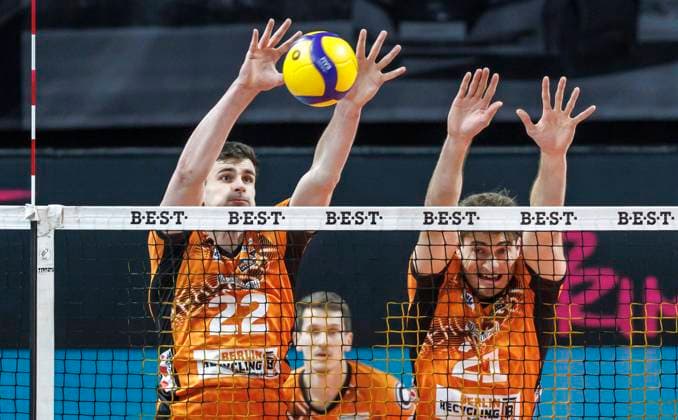 16.11.2024, Berlin, Volleyball: 1.Bundesliga, Maenner, 8. Spieltag, BR Volleys - TSV Haching Muenchen, Max-Schmeling-Halle. Berlins Jake Hanes (l) und Tobias Krick gehen im Block zum Ball. BR Volleys - TSV Haching Muenchen