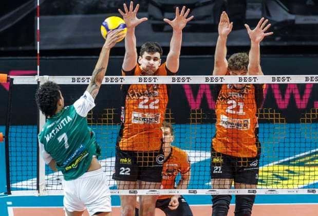 16.11.2024, Berlin, Volleyball: 1.Bundesliga, Maenner, 8. Spieltag, BR Volleys - TSV Haching Muenchen, Max-Schmeling-Halle. Austin Matautia (l-r) von TSV Haching Muenchen spielt den Ball gegen Berlins Block aus Jake Hanes und Tobias Krick. BR Volleys - TSV Haching Muenchen