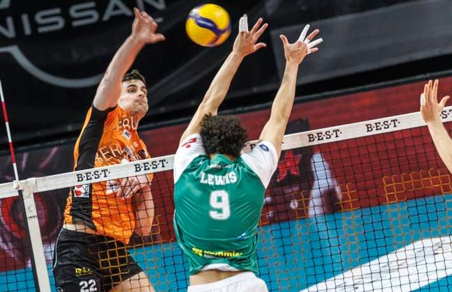 16.11.2024, Berlin, Volleyball: 1.Bundesliga, Maenner, 8. Spieltag, BR Volleys - TSV Haching Muenchen, Max-Schmeling-Halle. Berlins Jake Hanes (l) spielt den Ball gegen AJ Lewis von TSV Haching Muenchen. BR Volleys - TSV Haching Muenchen