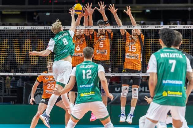 16.11.2024, Berlin, Volleyball: 1.Bundesliga, Maenner, 8. Spieltag, BR Volleys - TSV Haching Muenchen, Max-Schmeling-Halle. Lars-Kristian Ekeland (l-r) von TSV Haching Muenchen spielt den Ball gegen Berlins Block aus Johannes Tille, Nehemiah Mote und Moritz Reichert. BR Volleys - TSV Haching Muenchen