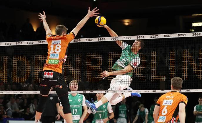 Florian Krage, Sebastian Lucas Rösler im Angriff Zweikampf Spielszene Aktion Volleyball Bundesliga Herren 8. Spieltag Saison 2024 2025 16.11.2024 BR Volleys Berlin BRV vs TSV Haching München