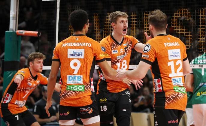 Djifa Amedegnato, Florian Krage, Jan Fornal jubelt nach Punktgewinn Freude Emotion Jubel Volleyball Bundesliga Herren 8. Spieltag Saison 2024 2025 16.11.2024 BR Volleys Berlin BRV vs TSV Haching München