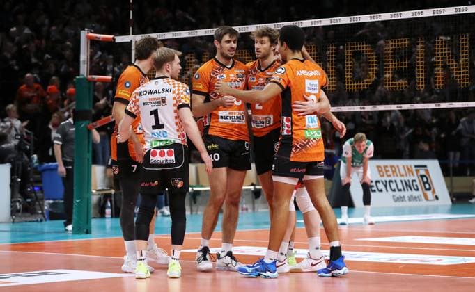Simon Plaskie, Adam Kowalski, Daniel Malescha, Matthew Knigge, Djifa Amedegnato jubelt nach Sieg Spielende Freude Emotion Jubel Volleyball Bundesliga Herren 8. Spieltag Saison 2024 2025 16.11.2024 BR Volleys Berlin BRV vs TSV Haching München