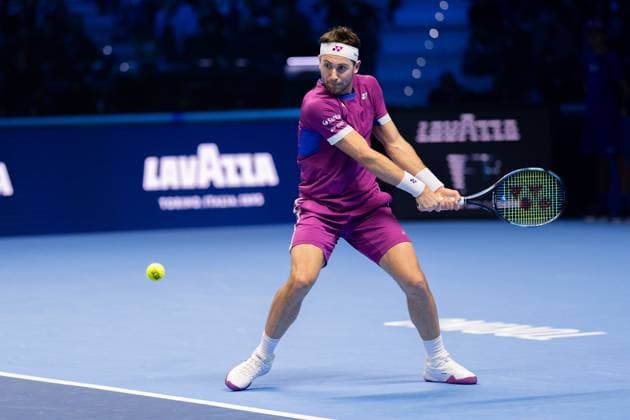 Norway s Casper Ruud returns the ball to Italy s Jannik Sinner duringÊtheir singles tennis match of the ATP, Tennis Herren World Tour Finals at the Inalpi Arena, in Turin, Italy - - Saturday, November 16, 2024.  Copyright: xMarcoxAlpozzi LaPressex