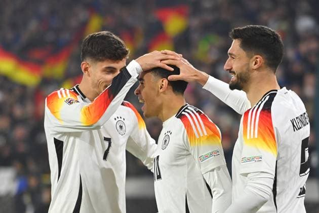 Sport Themen der Woche KW46 Sport Bilder des Tages Torjubel Jamal MUSIALA (Mitte ,GER) nach Tor zum 1-0 mit Kai HAVERTZ (GER,li) und Tim KLEINDIENST (GER), Jubel,Freude,Begeisterung,Aktion, Fussball UEFA Nations League Deutschland (GER) - Bosnien - Herzegowina (BIH) am 16.10.2024 im Europa Parks Stadion Freiburg, *** Goal celebration Jamal MUSIALA center ,GER after scoring 1 0 with Kai HAVERTZ GER,left and Tim KLEINDIENST GER , cheering,joy,enthusiasm,action, Football UEFA Nations League Germany GER Bosnia Herzegovina BIH on 16 10 2024 at Europa Parks Stadion Freiburg,