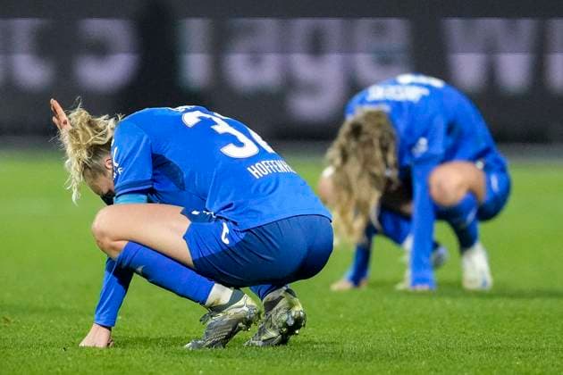 Bilder des Jahres 2024, Sport 11 November Sport Themen der Woche KW46 Sport Bilder des Tages v.li.: Vanessa Diehm (TSG, 32), Jill Janssens (TSG, 9), Spielerinnen der TSG 1899 Hoffenheim, enttäuscht über die Niederlage, Enttäuschung nach dem Schlusspfiff, Highlight, Verlierer, verloren, Frustration, disappointed, pessimistisch, 16.11.2024, Sinsheim (Hoffenheim) (Deutschland), Fussball, Google Pixel Frauen-Bundesliga, TSG 1899 Hoffenheim - SG Eintracht Frankfurt, DFB DFL REGULATIONS PROHIBIT ANY USE OF PHOTOGRAPHS AS IMAGE SEQUENCES AND OR QUASI-VIDEO. *** v li Vanessa Diehm TSG, 32 , Jill Janssens TSG, 9 , TSG 1899 Hoffenheim players, disappointed about the defeat, disappointment after the final whistle, highlight, loser, lost, frustration, disappointed, pessimistic, 16 11 2024, Sinsheim Hoffenheim Germany , Football, Google Pixel Women Bundesliga, TSG 1899 Hoffenheim SG Eintracht Frankfurt, DFB DFL REGULATIONS PROHIBIT ANY USE OF PHOTOGRAPHS AS IMAGE SEQUENCES AND OR QUASI VIDEO xozx