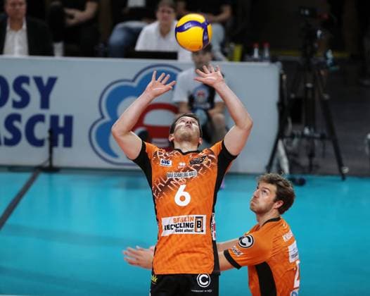 Johannes Tille stellt, Matthew Knigge Aktion Oberkörper Volleyball Bundesliga Herren 9. Spieltag Saison 2024 2025 16.11.2024 BR Volleys Berlin BRV vs TSV Haching München