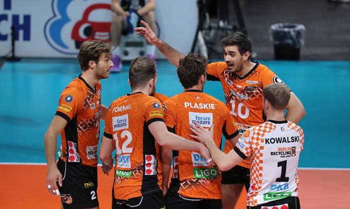 Matthew Knigge, Jan Fornal, Simon Plaskie, Daniel Malescha, Adam Kowalski jubelt nach Punktgewinn Freude Emotion Jubel Volleyball Bundesliga Herren 9. Spieltag Saison 2024 2025 16.11.2024 BR Volleys Berlin BRV vs TSV Haching München