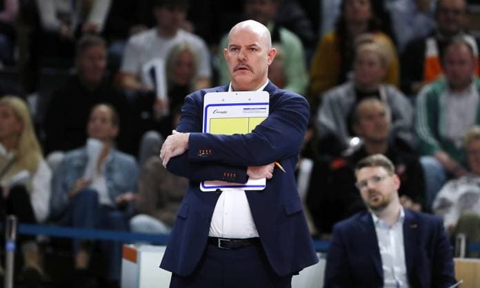 Trainer Joel Banks mit Taktiktafel Aktion Oberkörper Volleyball Bundesliga Herren 9. Spieltag Saison 2024 2025 16.11.2024 BR Volleys Berlin BRV vs TSV Haching München