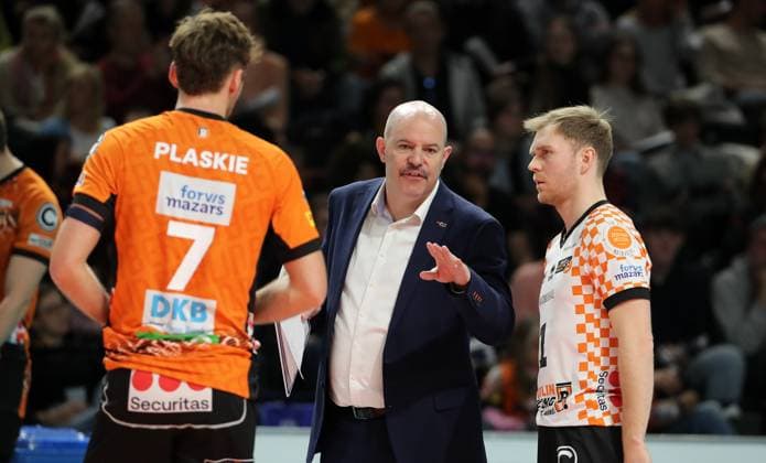 Trainer Joel Banks redet mit Simon Plaskie, Adam Kowalski Aktion Oberkörper Volleyball Bundesliga Herren 9. Spieltag Saison 2024 2025 16.11.2024 BR Volleys Berlin BRV vs TSV Haching München