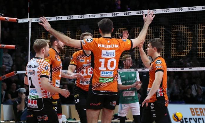 Adam Kowalski, Jan Fornal, Florian Krage, Daniel Malescha, Johannes Tille jubelt Freude Emotion Jubel Volleyball Bundesliga Herren 9. Spieltag Saison 2024 2025 16.11.2024 BR Volleys Berlin BRV vs TSV Haching München