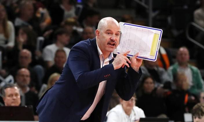 Trainer Joel Banks gibt Anweisungen Einzelbild Freisteller Aktion Volleyball Bundesliga Herren 9. Spieltag Saison 2024 2025 16.11.2024 BR Volleys Berlin BRV vs TSV Haching München