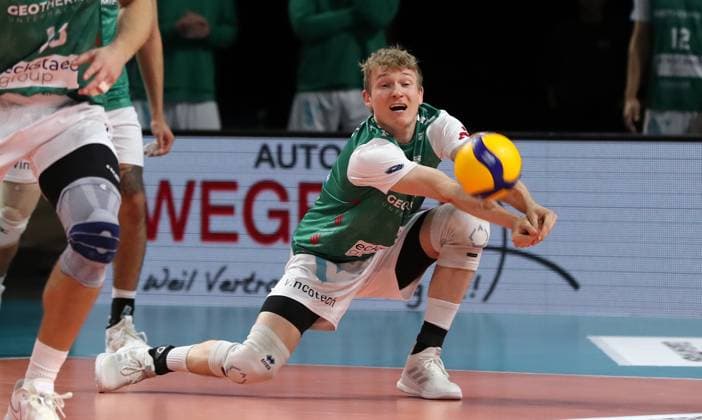 Florian Krenkel bei Ballannahme Einzelbild Freisteller Aktion Volleyball Bundesliga Herren 9. Spieltag Saison 2024 2025 16.11.2024 BR Volleys Berlin BRV vs TSV Haching München