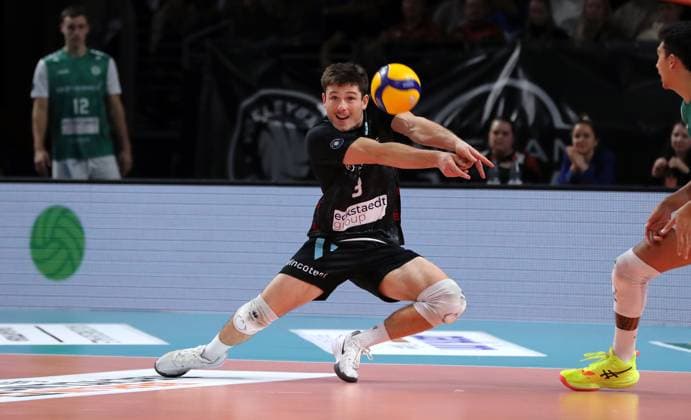 Moritz Eckardt bei Ballannahme Einzelbild Freisteller Aktion Volleyball Bundesliga Herren 9. Spieltag Saison 2024 2025 16.11.2024 BR Volleys Berlin BRV vs TSV Haching München