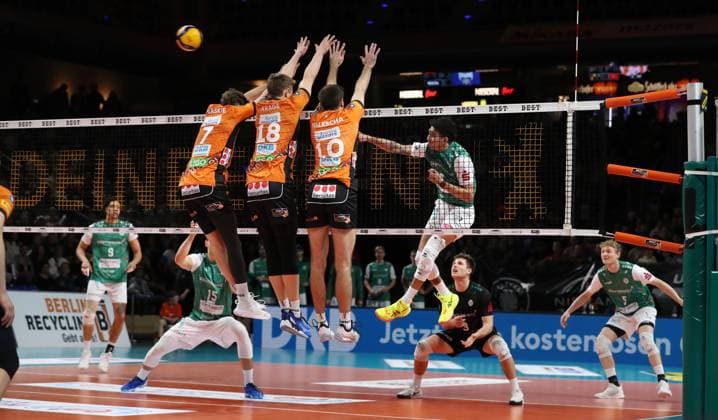 Simon Plaskie, Florian Krage, Daniel Malescha im Block, Alginon Maurice Lewis Fregeau im Angriff Zweikampf Spielszene Aktion Volleyball Bundesliga Herren 9. Spieltag Saison 2024 2025 16.11.2024 BR Volleys Berlin BRV vs TSV Haching München