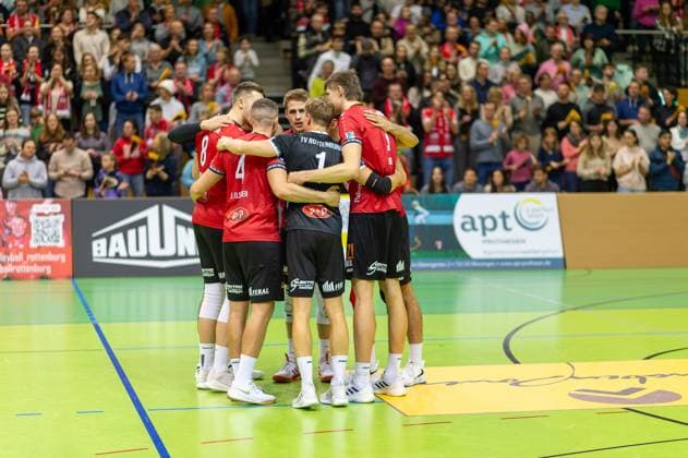 Umarmung vor dem Anpfiff TV Rottenburg vs. L.E. Volleys, Volleyball, 2. Bundesliga Sued, 7. Spieltag, Saison 2024 2025, 16.11.2024, TV Rottenburg vs. L.E. Volleys, Volleyball, 2. Bundesliga Sued, 7. Spieltag, Saison 2024 2025, 16.11.2024 Rottenburg Copyright: xEibner-Pressefoto RalphxKunzex EP_RKE
