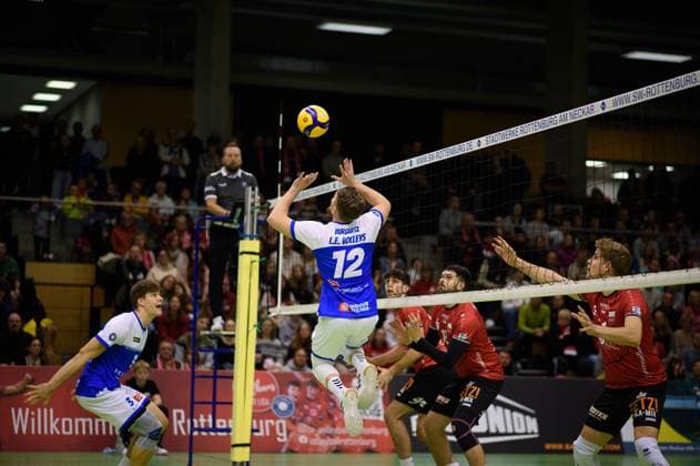 Steller, Martin Burgartz (L.E. Volleys, 12), links Jannik Kossmann (L.E. Volleys, 03), rechts Linus Herrmann (TV Rottenburg, 09), Yannick Menke (TV Rottenburg, 12), Timon Schippmann (TV Rottenburg, 14) TV Rottenburg vs. L.E. Volleys, Volleyball, 2. Bundesliga Sued, 7. Spieltag, Saison 2024 2025, 16.11.2024, TV Rottenburg vs. L.E. Volleys, Volleyball, 2. Bundesliga Sued, 7. Spieltag, Saison 2024 2025, 16.11.2024 Rottenburg Copyright: xEibner-Pressefoto RalphxKunzex EP_RKE