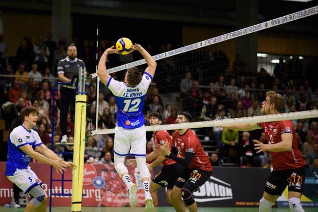 Steller, Martin Burgartz (L.E. Volleys, 12), links Jannik Kossmann (L.E. Volleys, 03), rechts Linus Herrmann (TV Rottenburg, 09), Yannick Menke (TV Rottenburg, 12), Timon Schippmann (TV Rottenburg, 14) TV Rottenburg vs. L.E. Volleys, Volleyball, 2. Bundesliga Sued, 7. Spieltag, Saison 2024 2025, 16.11.2024, TV Rottenburg vs. L.E. Volleys, Volleyball, 2. Bundesliga Sued, 7. Spieltag, Saison 2024 2025, 16.11.2024 Rottenburg Copyright: xEibner-Pressefoto RalphxKunzex EP_RKE